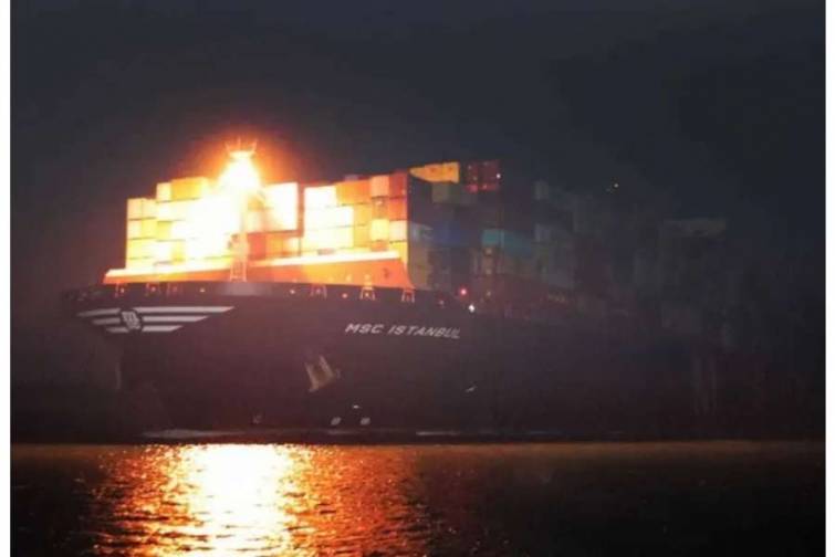 Süveyş kanalında konteyner gəmisi qəzaya uğrayıb