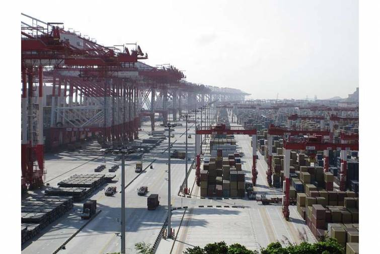 Şanxay limanının yük dövriyyəsi 12,5% artıb