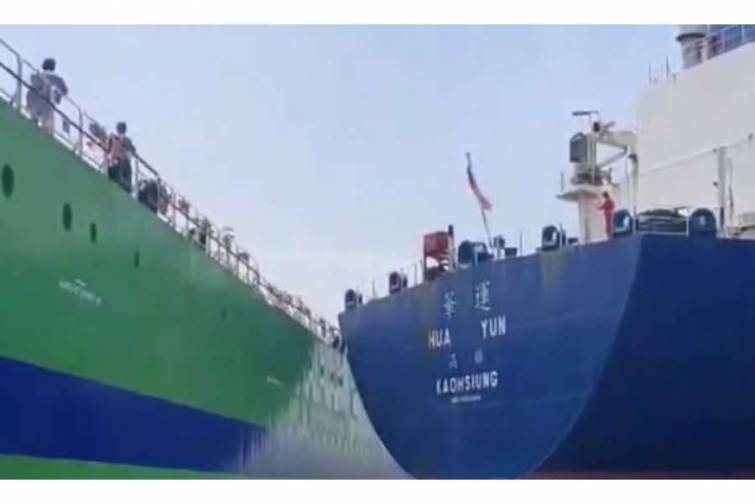 Ərzaq məhsulları daşıyan tanker yeni kran gəmisi ilə toqquşub