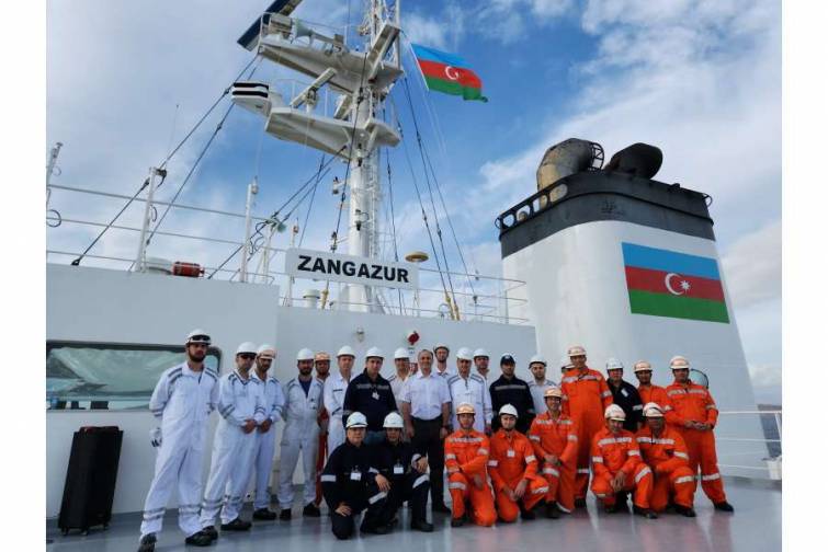 “Aframax” tipli “Zəngəzur” tankerində Azərbaycan bayrağı qaldırılıb - VİDEO