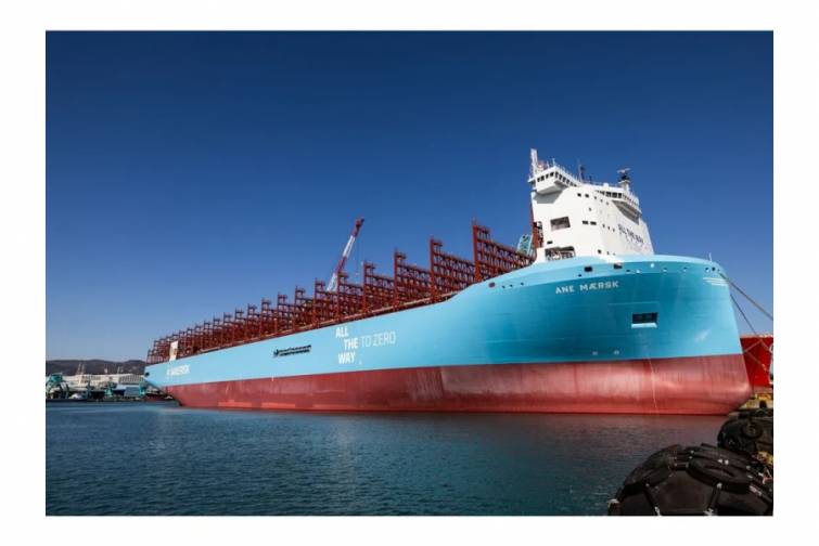 Yaşıl metanolla işləyən dünyanın ən böyük gəmisi göyərtəsinə 16 592 konteyner götürür
