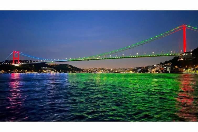 İstanbul körpüləri Azərbaycan bayrağının rəngləri ilə işıqlandırılıb