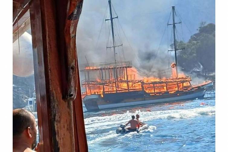 Türkiyədə tur gəmisi yanaraq batıb