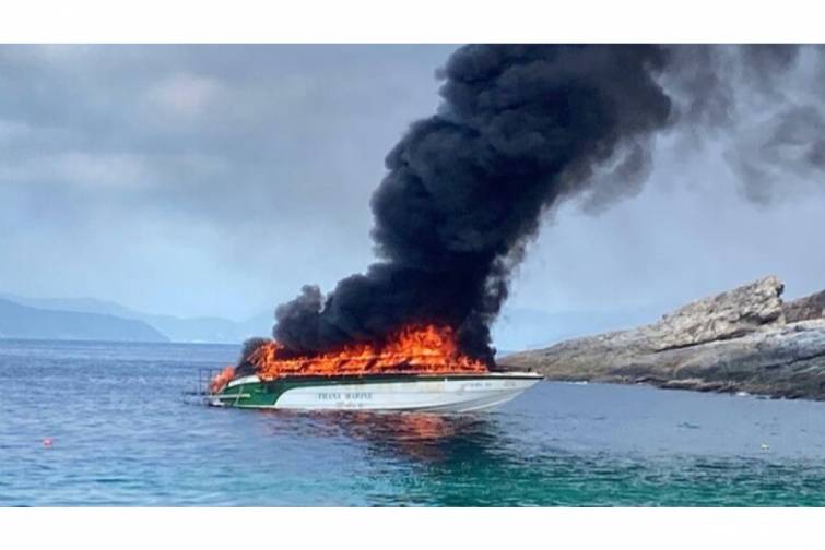 Tayland sahillərində turistlərin olduğu gəmi alovlanıb