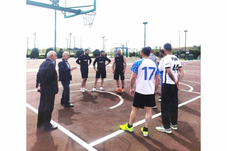 Dənizçilər basketbol meydanında bir araya gəliblər