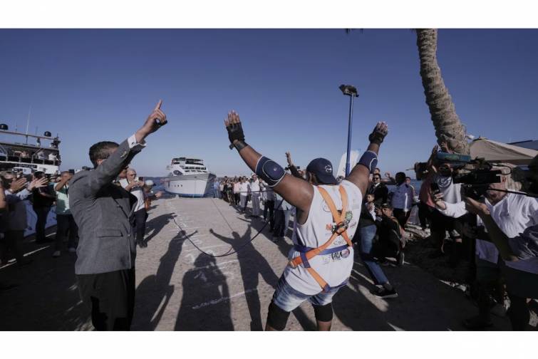 Misirli atlet 700 tonluq gəmini dişləri ilə &ccedil;əkərək Ginnesin 