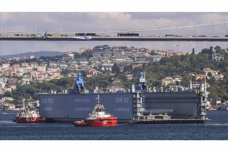 İstanbul boğazında dayanan gəmi xilas edildi: Hərəkət bərpa olundu