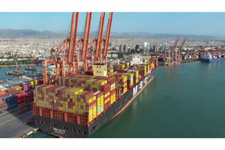 Mersin limanında tarixi g&uuml;n: 400 metr uzunluğundakı ultra-b&ouml;y&uuml;k konteyner gəmisi terminala uğurla yan alıb