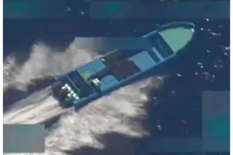 ABŞ Sakit okeanda gəmiyə zərbə endirib