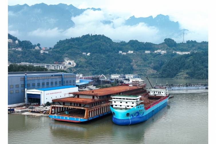 &Ccedil;in tam elektrikli &ldquo;Gezhouba&rdquo; y&uuml;k gəmisi ilə yaşıl dəniz&ccedil;ilikdə yeni mərhələyə qədəm qoyub