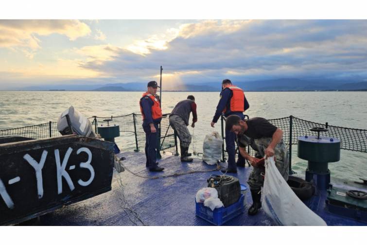 Xəzər dənizində batmaq təhl&uuml;kəsi ilə &uuml;zləşən 3 nəfər xilas edilib