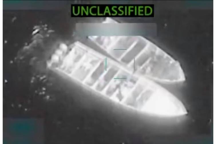 ABŞ Sakit okeanda iki gəmini məhv edib