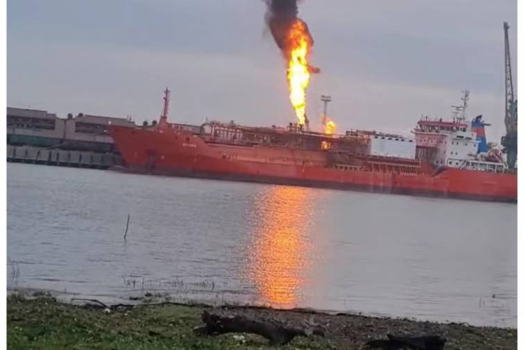 Gəmidə baş verən yanğınla əlaqədar Rumıniyada bir kəndin sakinləri təxliyə olunurlar