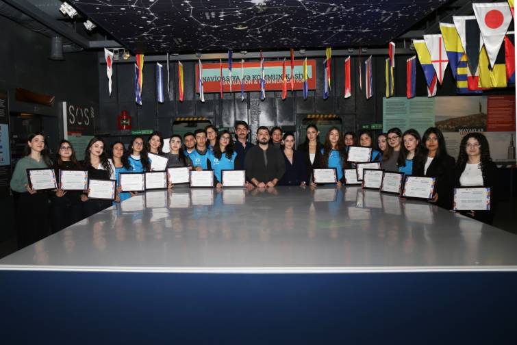 D&uuml;nyanın ilk tanker-muzeyinin k&ouml;n&uuml;ll&uuml;lərinə məzun sertifikatları təqdim edilib