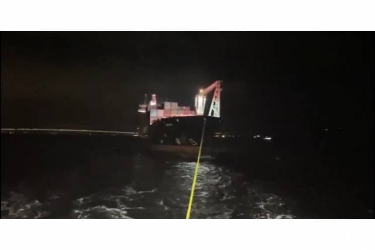 &Ccedil;anaqqaladan ke&ccedil;ərkən m&uuml;hərrik nasazlığı ilə &uuml;zləşən gəmi l&ouml;vbər sahəsinə aparılıb