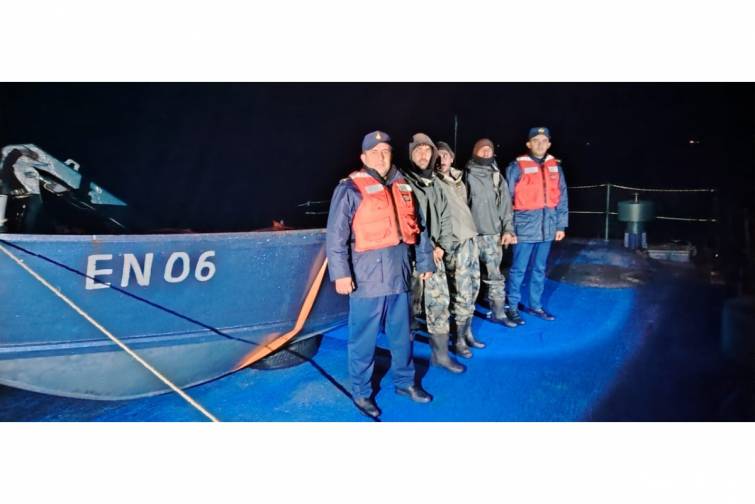 Xəzər dənizində k&ouml;məksiz qalan &uuml;&ccedil; nəfər xilas edilib