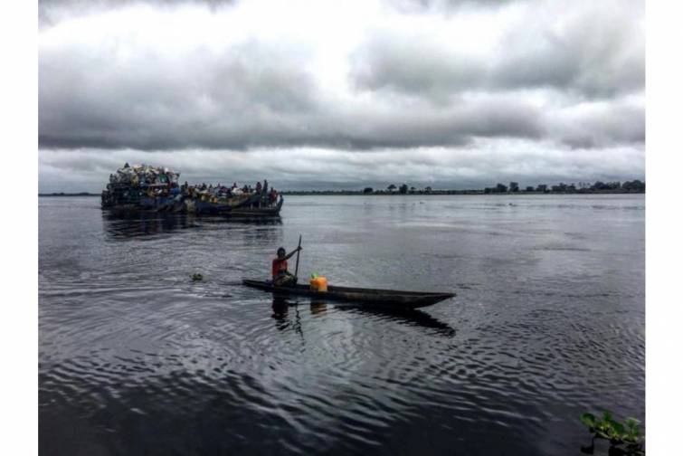 Konqoda i&ccedil;ərisində 800 nəfər olan gəmi batıb