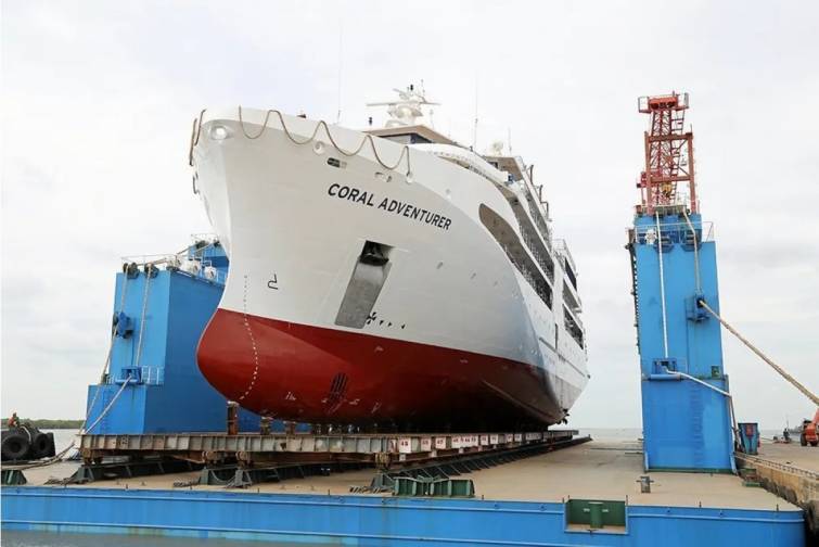 Mərcan rifinə toxunaraq saya oturan kruiz gəmisinin sərnişinləri təxliyə ediləcək