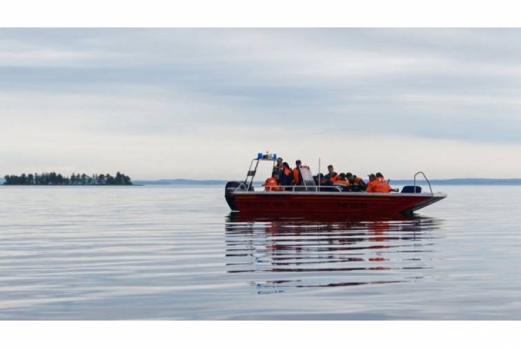 Oneqa g&ouml;l&uuml;ndə gəmi &ccedil;evrilib