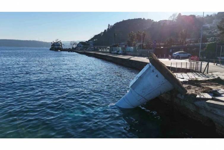 T&uuml;rkiyədə fırtına səbəbindən aşan mayak havadan g&ouml;r&uuml;nt&uuml;lənib