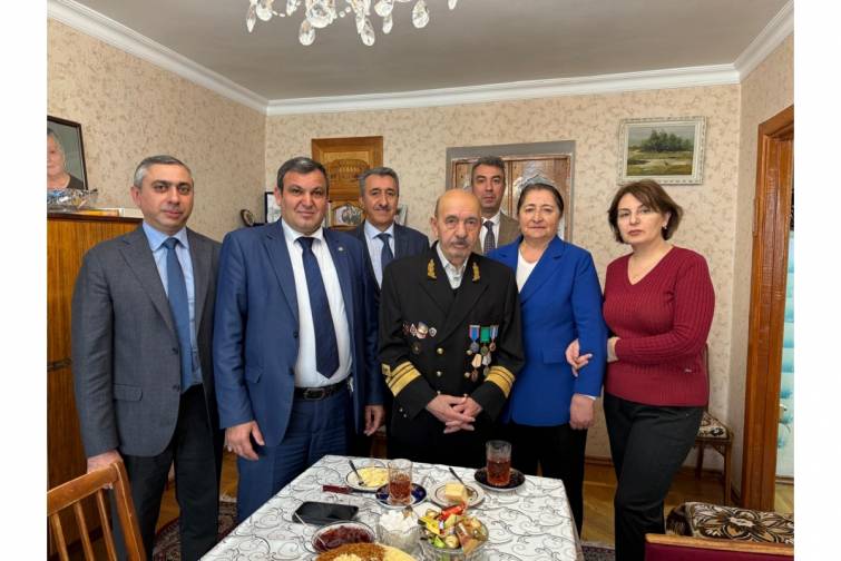 Qocaman dəniz&ccedil;i 92 yaşını qeyd edir