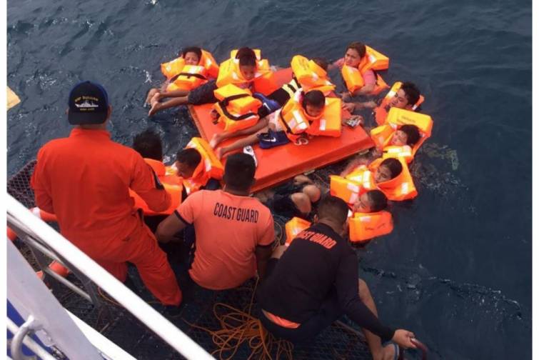 Filippində g&ouml;yərtəsində 350 nəfər olan bərə batıb, &ouml;lənlər var