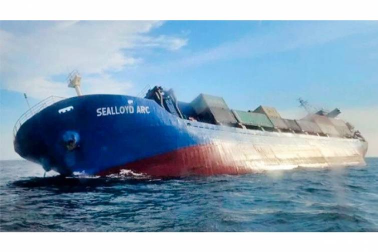 Batmaqda olan regional konteyner gəmisinin ekipajı xilas edilib