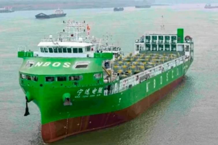 &Ccedil;in d&uuml;nyanın ən b&ouml;y&uuml;k elektrikli konteyner gəmisini istifadəyə verdi