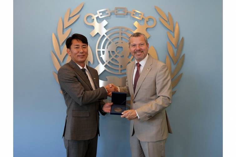 Cənubi koreyalı dəniz&ccedil;i 12 nəfəri xilas etdiyinə g&ouml;rə IMO m&uuml;kafatı alıb