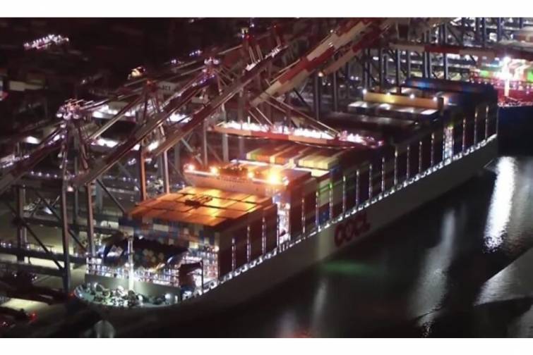 Okeanda 32 konteyner itirən nəhəng gəmi limana yan aldı