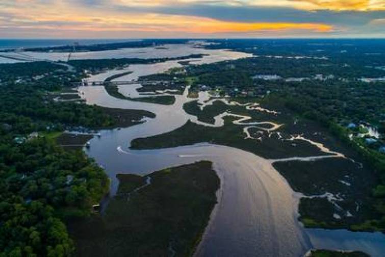 Missisipi &ccedil;ayında iki gəmi toqquşaraq bir-birinə ilişib qalıb