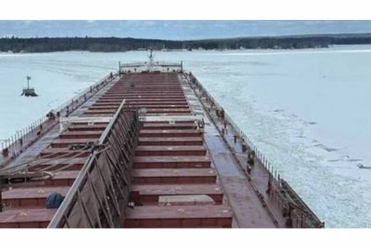 B&ouml;y&uuml;k G&ouml;llərdə naviqasiya b&ouml;hranı: Gəmilər buzun əsirinə &ccedil;evrilib