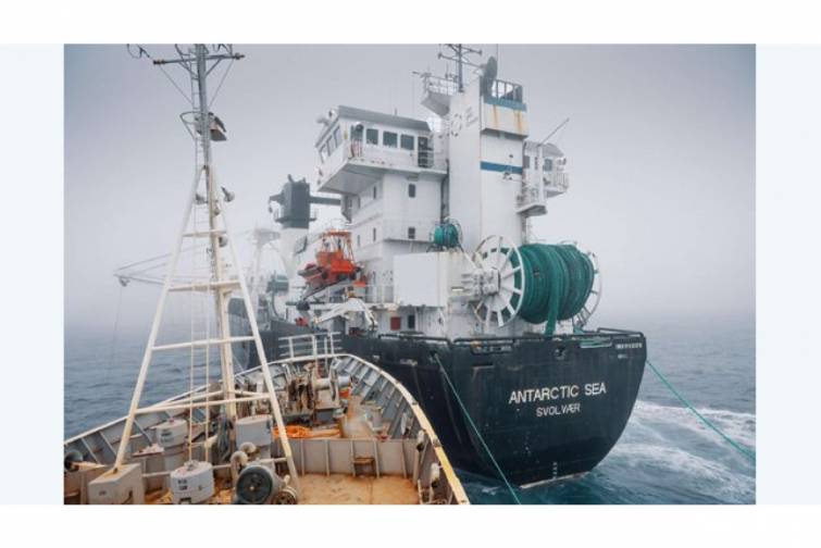 Antarktikada gəmilər toqquşdu: Ekofəallar kiril ovlayanlara qarşıdırlar
