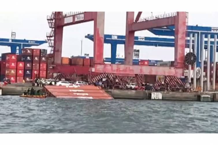 Tayvandan ayrılan konteyner gəmisi sahildə dayanan gəmiyə toxunaraq konteynerləri limana aşırıb